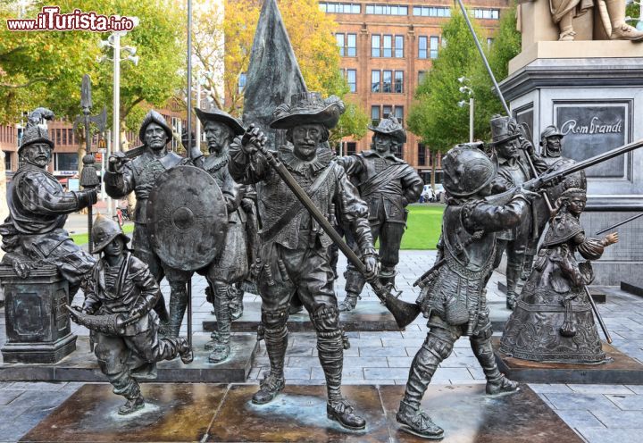 Immagine Dal 2006 alcune statue in bronzo ricordano il celebre dipinto di Rembrandt, La Ronda di Notte, Sono state installate al di sotto della statua del grande pittore, in piazza Rembrandtplein a Amsterdam - © Protasov AN / Shutterstock.com