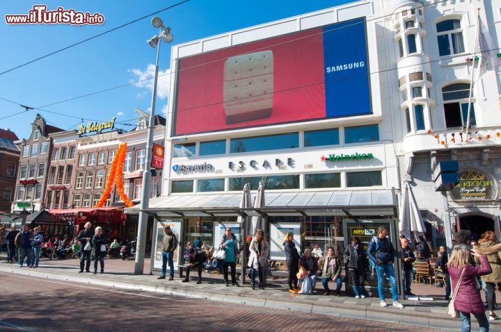Immagine Turisti intenti nello shopping lungo i negozi della Piazza dedicata a Rembrandt in Amsterdam - © lornet / Shutterstock.com