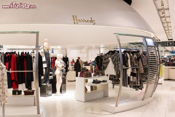 Immagine Borse e capi d'abbigliamento da Harrods durante i saldi a Londra - © Martin Good / Shutterstock.com