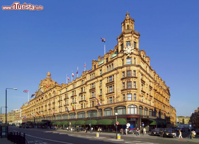 Immagine L'inconfondibile edificio di Brompton Road che ospita i grandi magazzini di Harrods, vicino all'usita metro di Knightsbridge a Londra - © visitlondonimages/ britainonview