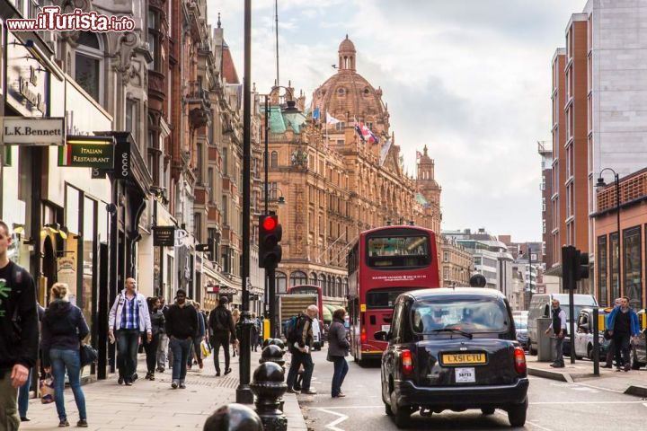 Immagine Brompton Road la via di Harrods a Londra, con gli iconici double decker bus e i taxy neri - ©  littleny / Shutterstock.com