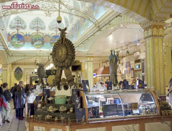 Immagine Un reparto alimentare, dove viene venduto caviale, all'interno dei grandi magazzini di Harrods a Londra - © Stocksnapper / Shutterstock.com