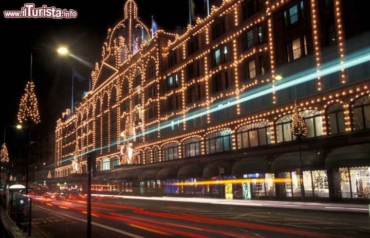 Immagine Shopping di Natale ad Harrods. L'edificio addobbato con le luminarie natalizie a Londra - © visitlondonimages/ britainonview