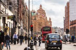 Brompton Road la via di Harrods a Londra, con gli iconici double decker bus e i taxy neri - ©  littleny / Shutterstock.com