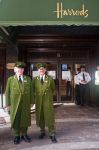 I caratteristici Harrods concierges, con la loro divisa verde - © pcruciatti / Shutterstock.com