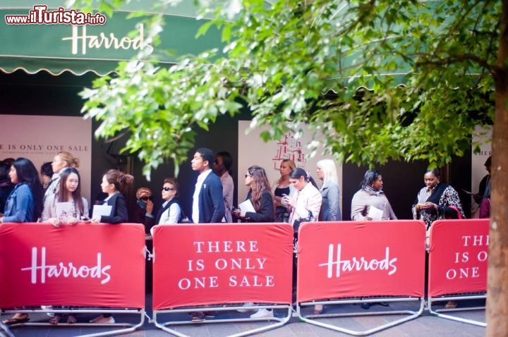 Immagine Saldi estivi da Harrods, gente in fila davanti all'ingresso del grande magazzino - © pcruciatti / Shutterstock.com