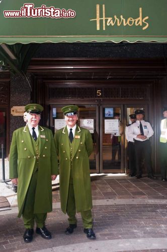 Immagine I caratteristici Harrods concierges, con la loro divisa verde - © pcruciatti / Shutterstock.com