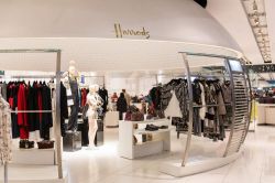 Borse e capi d'abbigliamento da Harrods durante i saldi a Londra - © Martin Good / Shutterstock.com