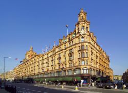 L'inconfondibile edificio di Brompton Road che ospita i grandi magazzini di Harrods, vicino all'usita metro di Knightsbridge a Londra - © visitlondonimages/ britainonview