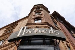 L'insegna all'ingresso di Harrods il un grande magazzino di lusso a Londra  - © Cedric Weber / Shutterstock.com