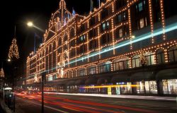 Shopping di Natale ad Harrods. L'edificio addobbato con le luminarie natalizie a Londra - © visitlondonimages/ britainonview