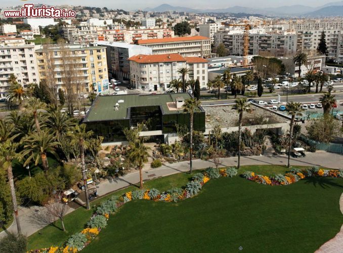 Immagine La vista dei giardini di Parc Phoenix e le attigue case del centro di Nizza, in Francia