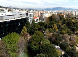 Panorama di Nizza con in primo piano il giardino ...