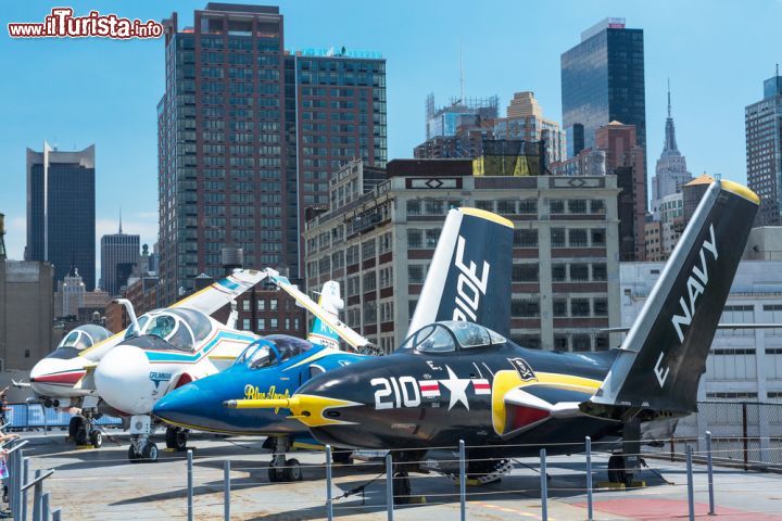 Immagine Sul ponte della USS Intrepid potete ammirare alcuni aerei che hanno fatto la storia dellaviazione americana. Sullo sfondo gli edifici di Manhattan - © Manamana / Shutterstock.com