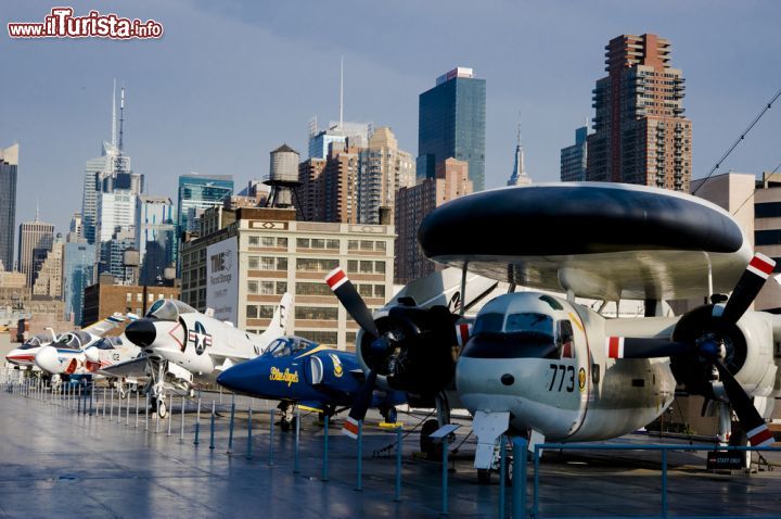 Immagine Il grande ponte della portaerei USS Intrepid. che fopo il decommisioning è diventata uno specie di museo galleggiante, che si è anche arricchito della presenza dello Space Shuttle Enterprise - © Keith Sherwood / Shutterstock.com