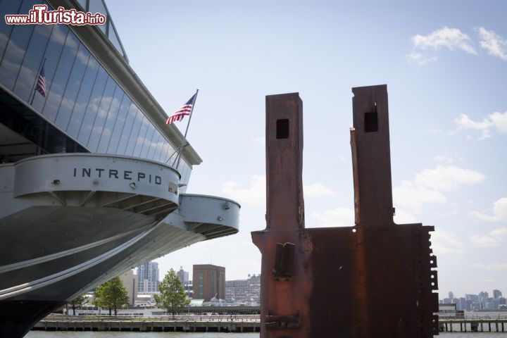 Immagine Il memoriale alle torri Gemelle cadute l'11 settembre 2001: si trova a fianco dell'dell'Intrepid Sea, Air and Space Museum a New York City - © Glynnis Jones / Shutterstock.com