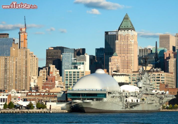 Immagine Una fotografia dal fiume Hudson: in primo piano la USS Intrepid e l'hangar che ospita lo Space Shuttle, mentre a sinistra si intravede il Concorde British Airways, che svolgeva servizio da Londra a New York - © kropic1 / Shutterstock.com