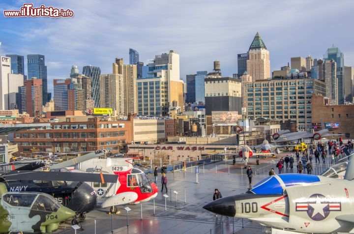 Immagine Il cuore di New York City, Manhattan, fotografato dalla portaerei Intrepid, posizionata sulle rive del fiume Hudson, sull Pier 86 W- © oneinchpunch / Shutterstock.com