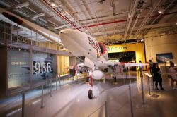 Un aereo A4 Skyhawk esposto in un hangar dell'Intrepid Sea, Air and Space Museum a New York City, USA- © a katz / Shutterstock.com 