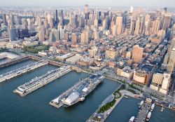 Manhattan vista dall'alto. Lungo il fiume Hudson si trova l'Intrepid Sea, Air and Space Museum: in fotografia si riconoscono la sagoma della portaerei USS Intrepid, il Concorde e il ...