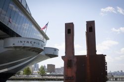 Il memoriale alle torri Gemelle cadute l'11 settembre 2001: si trova a fianco dell'dell'Intrepid Sea, Air and Space Museum a New York City - © Glynnis Jones / Shutterstock.com ...