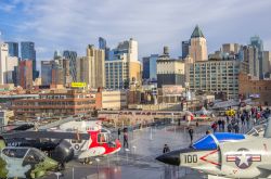 Il cuore di New York City, Manhattan, fotografato dalla portaerei Intrepid, posizionata sulle rive del fiume Hudson, sull Pier 86 W- © oneinchpunch / Shutterstock.com 