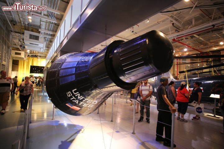 Immagine La navicella Mercury, una delle prime missioni spaziali degli americani à esposta nell'Intrepid Sea, Air and Space Museum di  New York City - © a katz / Shutterstock.com