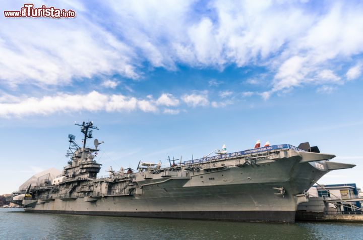Immagine La portaerei USS Intrepid è stata protagonista della storia militare americana, dalla seconda guerra mondiale fino al vietnam. Oggi "riposa" sul Pier 86 W, tra la 46a strada e la 12a Avenue a New York City - © View Apart / Shutterstock.com