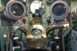 Il quadro di comando dell'Intrepid, la portaerei oggi ormeggiata presso la Pier 64 W a New York City - © View Apart / Shutterstock.com 