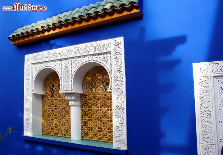 Immagine Si dice anche blu majorelle: è il colore predominante della casa in cui visse Jacques Majorelle, un pittore francese che per la sua passione per la batonica ha lasciato in eridità ai posteri un meraviglioso giardino nel cuore di Marrakech. Qui vedete l'abitazione in stile moresco / art Decò con la tinta blu oceano delle pareti, divenuta una tonalità apprezzata in tutto il mondo - © Zoom Team / Shutterstock.com