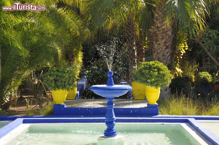 Immagine Una fontana all'interno del Giardino Majorelle di MArrakech - © Philip Lange / Shutterstock.com