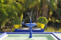 Una fontana all'interno del Giardino Majorelle ...