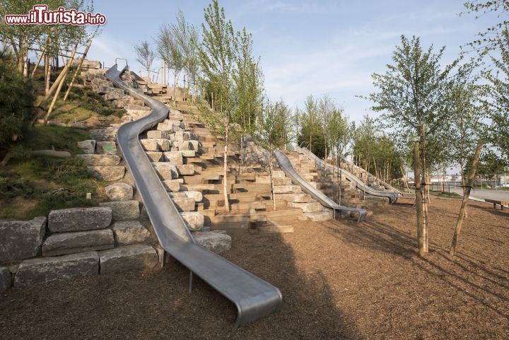 Immagine Nell'area scivoli di Slide Hill, presso Governors Island, si trova lo scivolo più lungo di tutta New York City - foto © Timothy Schenck