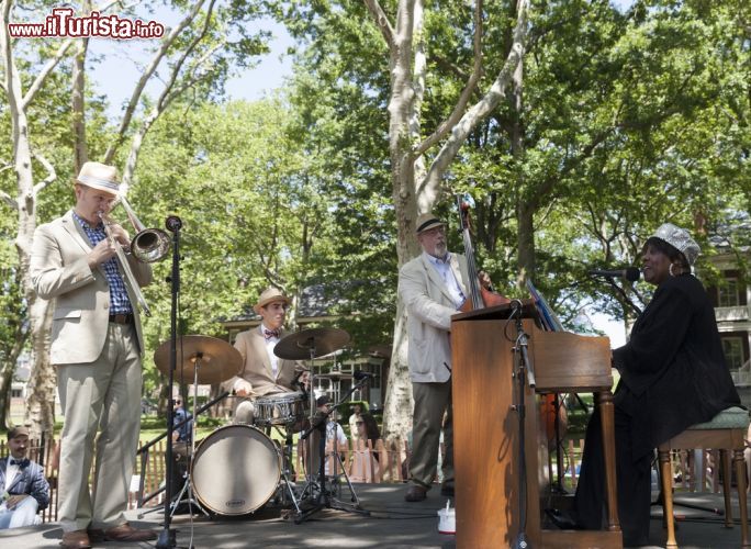 Immagine Concerti di musica al Jazz Age Lawn Party, New York - Una delle tante esibizioni musicali ospitate durante il tradizionale appuntamento dedicato agli Anni'20 a Governors Island © lev radin / Shutterstock.com