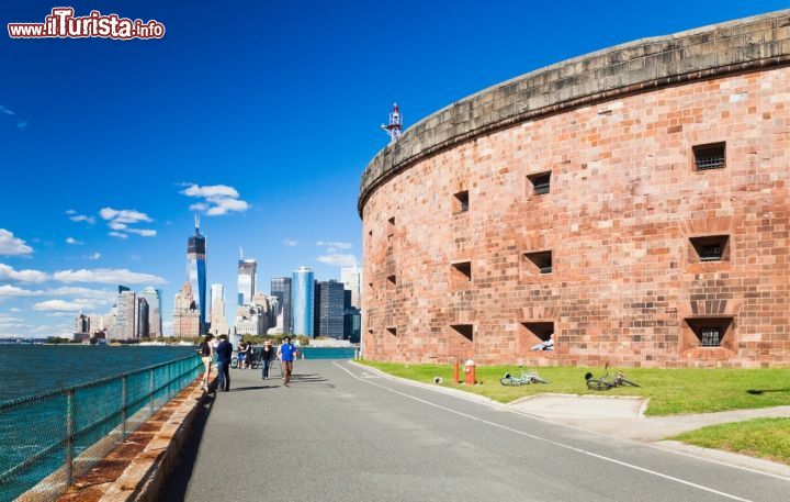 Immagine Castle Williams, New York - Fra gli edifici storici ospitati a Governors Island c'è anche una caratteristica fortificazione circolare, in arenaria rossa, situata sulla punta nord ovest dell'isola. Castle Williams, progettata e fatta costruire fra il 1807 e il 1811 dal colonnello Jonathan Williams, si può visitare nel week end grazie a dei tour organizzati fra le 11.30 e le 15.30 © kropic1 / Shutterstock.com