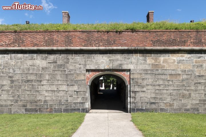 Immagine Mura di Fort Jay a Governors Island, New York - Assieme a Castle Williams, dal 2001 Fort Jay fa parte del Governors Island National Monument gestito dal National Park Service e dal 2003 entrambi sono aperti al pubblico durante i mesi estivi © sangaku / Shutterstock.com