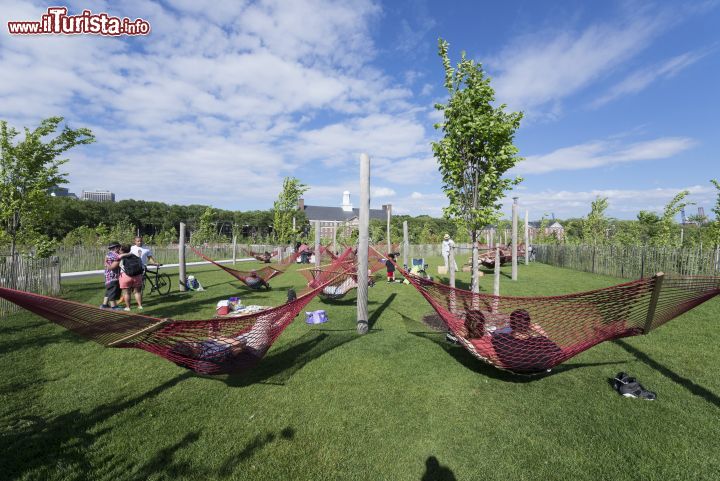 Immagine Hammock Grove è uno spazio su Governors Island che ospita cinquanta amache rosse a disposizione di tutti - foto © Timothy Schenck