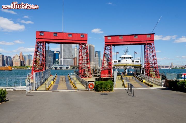 Immagine Imbarco per i traghetti a Governors Island, New York - Grazie alle compagnie marittime, Governors Island è facilmente raggiungibile sia durante la settimana che nei week end. Qui l'imbarco ai traghetti © Elzbieta Sekowska / Shutterstock.com