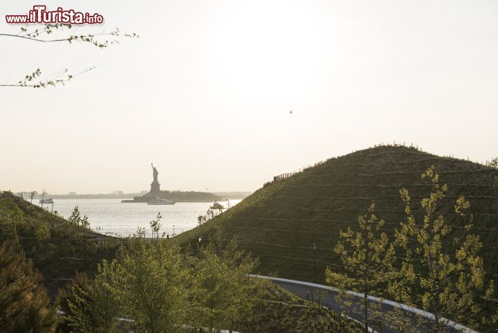Immagine The Hills sono quattro colline artificiali realizzate su Governors Island con materiali provenienti da alcune demolizioni - foto © Timothy Schenck