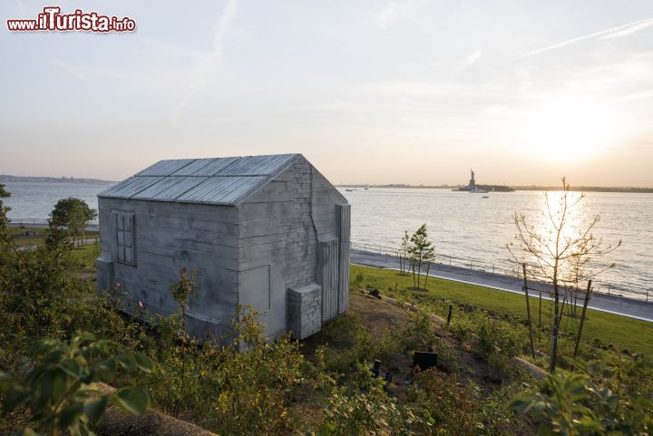 Immagine The Cabin è un'opera d'atrte situata su Discovery Hill realizzata dall'artista inglese Rachel Whiteread presso Governors Island  - foto © Timothy Schenck