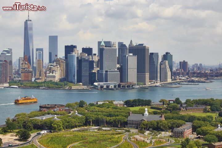 Immagine Skyline di Manhattan da Governors Island, New York - Il suggestivo panorama di Manhattan dall'isola di New York City. Se volete ammirare in tutto il suo splendore Lower Manhattan andate a Parade Ground, 5 minuti a piedi dallo sbarco dei traghetti © R.A.R. de Bruijn Holding BV / Shutterstock.com