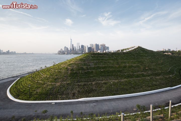 Immagine L'incredibile skyline di Manhattan è ben visibile dalle colline artificiali (The Hills) di Governors Island - foto © Timothy Schenck