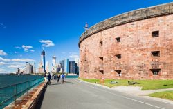 Castle Williams, New York - Fra gli edifici storici ospitati a Governors Island c'è anche una caratteristica fortificazione circolare, in arenaria rossa, situata sulla punta nord ...