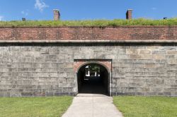 Mura di Fort Jay a Governors Island, New York - Assieme a Castle Williams, dal 2001 Fort Jay fa parte del Governors Island National Monument gestito dal National Park Service e dal 2003 entrambi ...