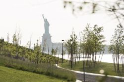 La Statua della Libertà domina il panorama visibile da The Hills, le colline artificiali realizzate a Governors Island - foto © Timothy Schenck