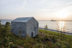 The Cabin è un'opera d'atrte situata su Discovery Hill realizzata dall'artista inglese Rachel Whiteread presso Governors Island  - foto © Timothy Schenck