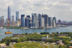 Skyline di Manhattan da Governors Island, New York - Il suggestivo panorama di Manhattan dall'isola di New York City. Se volete ammirare in tutto il suo splendore Lower Manhattan andate ...