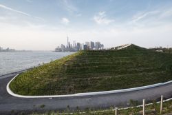 L'incredibile skyline di Manhattan è ben visibile dalle colline artificiali (The Hills) di Governors Island - foto © Timothy Schenck