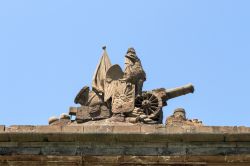 Statua di Fort Jay a Governors Island, New York - Costruita nel 1796 in pietra arenaria, la grande porta d'ingresso di Fort Jay è impreziosita da  una scultura che rappresenta ...