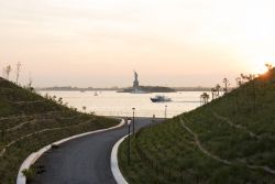 La Statua della Libertà vista al tramonto dalle colline artificiali di Governors Island, donominate The Hills - foto © Timothy Schenck